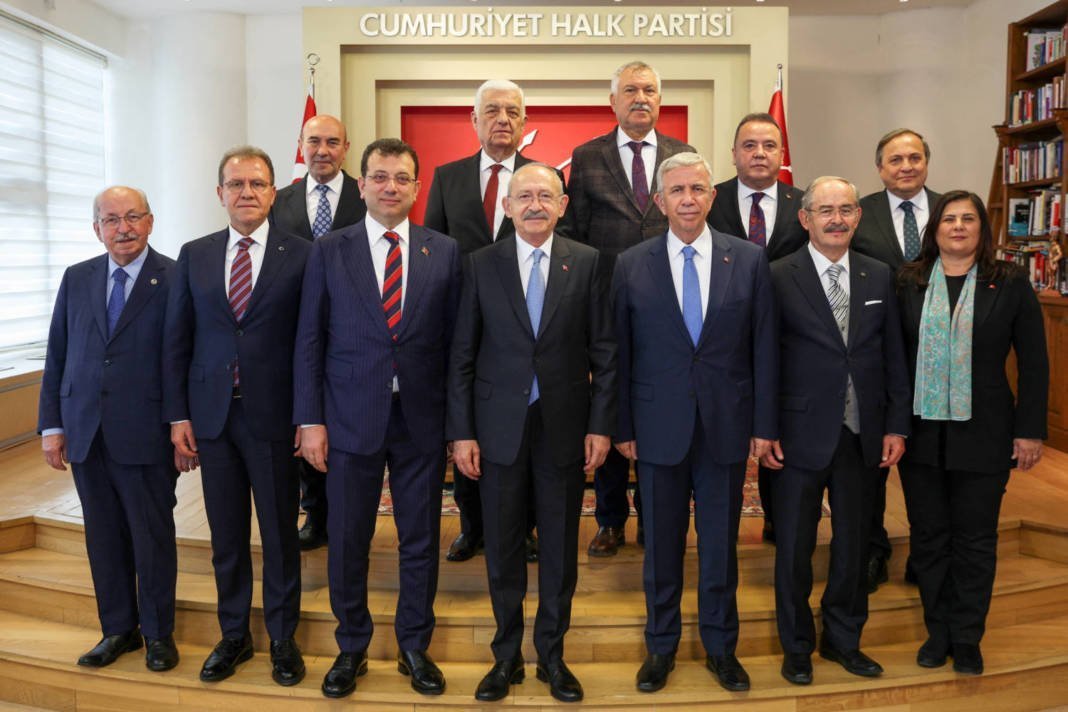 Turkey's Main Opposition Chp Leader Kilicdaroglu Poses With Mayors From His Party During A Meeting In Ankara