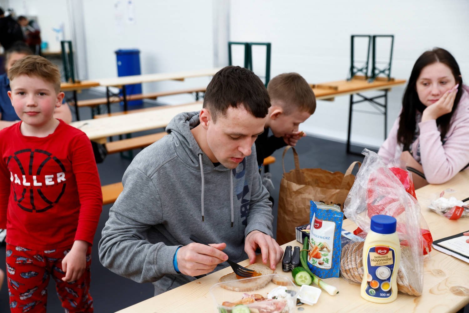 Evgeniy And Anna From Ukraine Prepare A Snack For Their Children At The Accommodation Centre For Refugees From Ukraine In Berlin