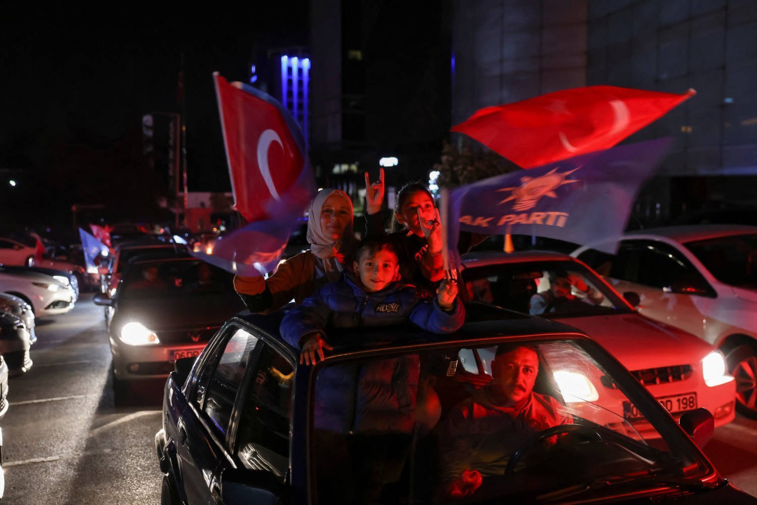 Turkey faces election runoff, Erdogan seen with momentum