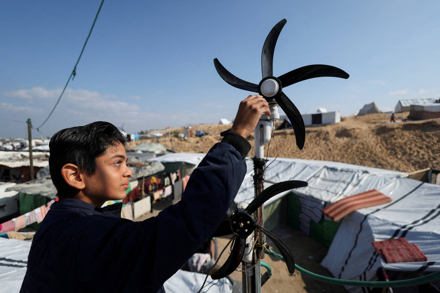 Displaced 'gaza Newton' Lights Up His Tent With Wind Energy Amid Power Cut