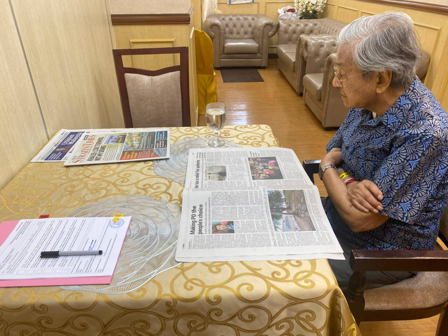 Malaysia's Former Prime Minister Mahathir Mohamad Reads News Paper As He Hospitalised For An Infection At The National Heart Institute In Kuala Lumpur