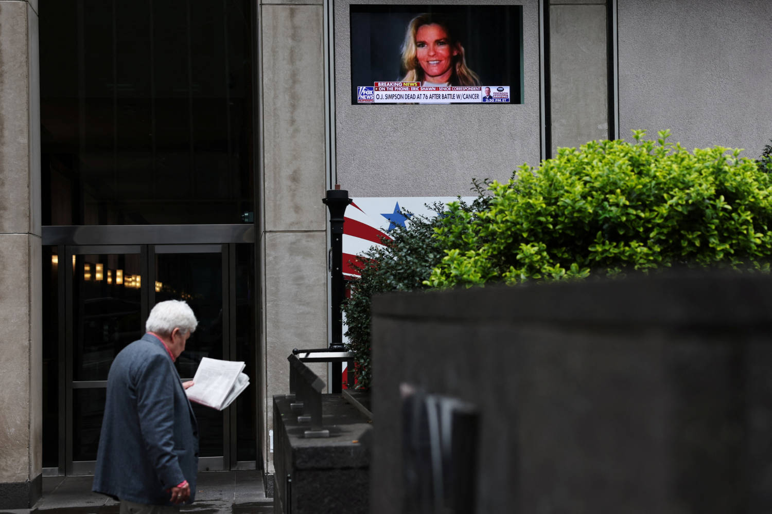 O.j.simpson Picture On Fox Television Reporting His Death At The News Corp. Building In New York City